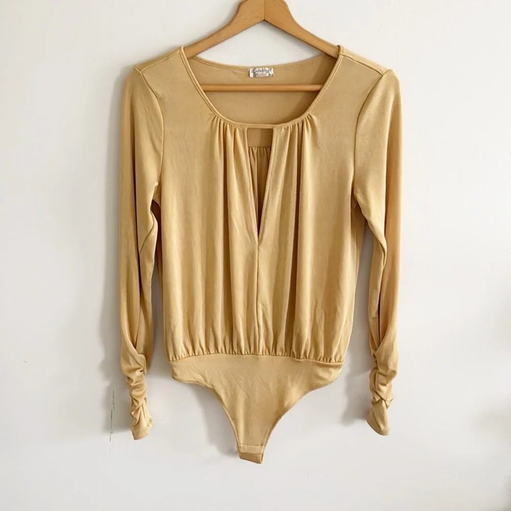 Free People metallic gold yellow bodysuit Ruched Sleeve Good Bodysuit size small - Picture 2 of 7